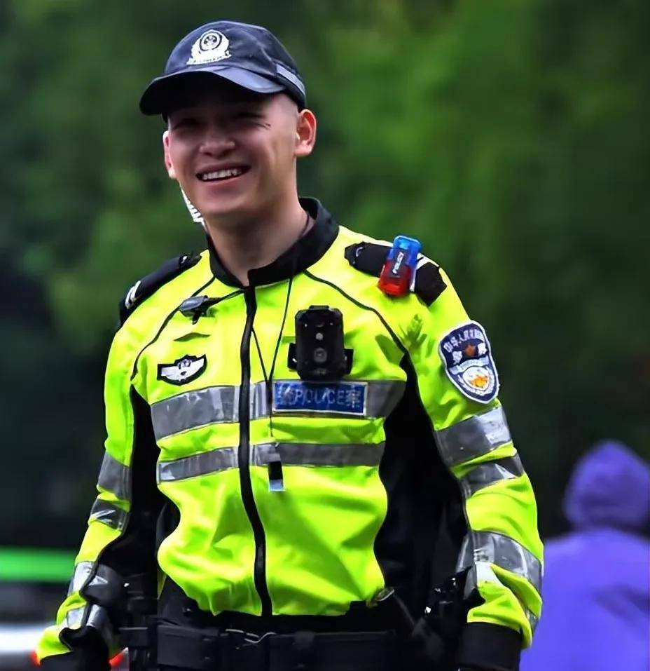 好想被他指揮！街頭出現「高帥交通警察」駕駛全被迷倒　墨鏡下「治癒性笑顏」讓民眾再度尖叫