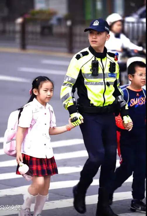 好想被他指揮！街頭出現「高帥交通警察」駕駛全被迷倒　墨鏡下「治癒性笑顏」讓民眾再度尖叫