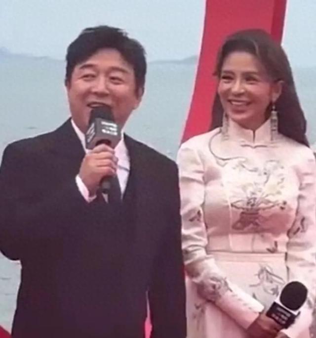 典禮星光熠熠！51歲中國女星「同框46歲台灣女星」紅毯爭艷　網讚嘆「自然老去才是美」：瞬間高下立判