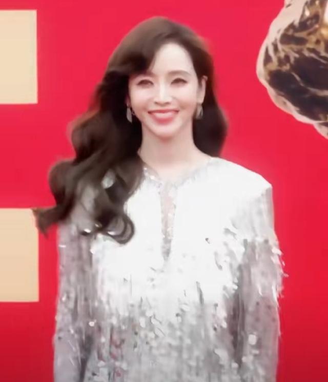 典禮星光熠熠！51歲中國女星「同框46歲台灣女星」紅毯爭艷　網讚嘆「自然老去才是美」：瞬間高下立判