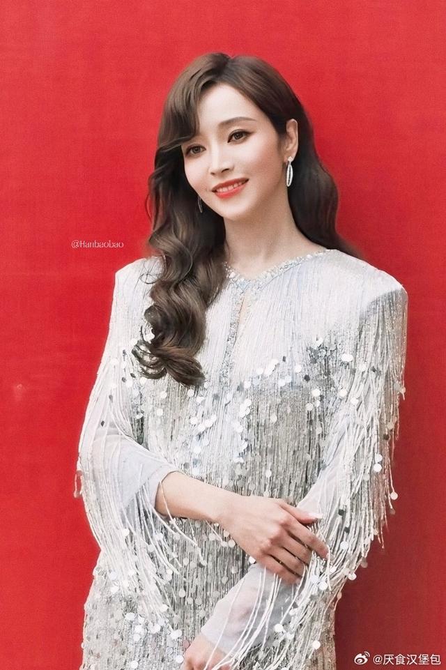 典禮星光熠熠！51歲中國女星「同框46歲台灣女星」紅毯爭艷　網讚嘆「自然老去才是美」：瞬間高下立判