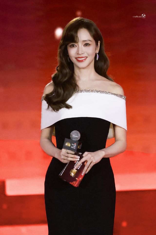 典禮星光熠熠！51歲中國女星「同框46歲台灣女星」紅毯爭艷　網讚嘆「自然老去才是美」：瞬間高下立判