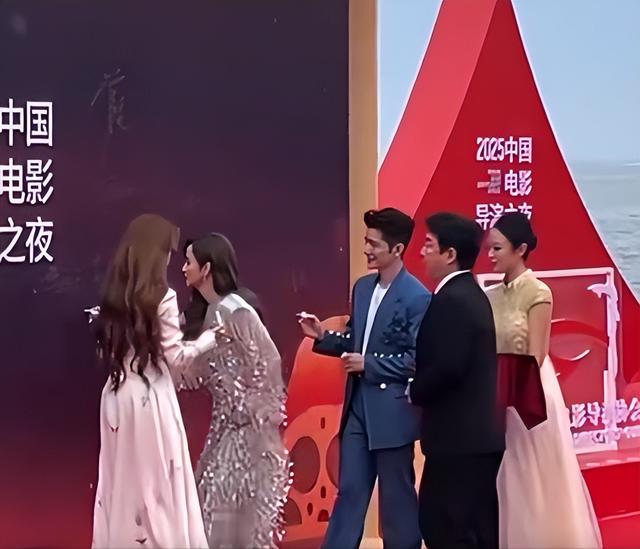 典禮星光熠熠！51歲中國女星「同框46歲台灣女星」紅毯爭艷　網讚嘆「自然老去才是美」：瞬間高下立判