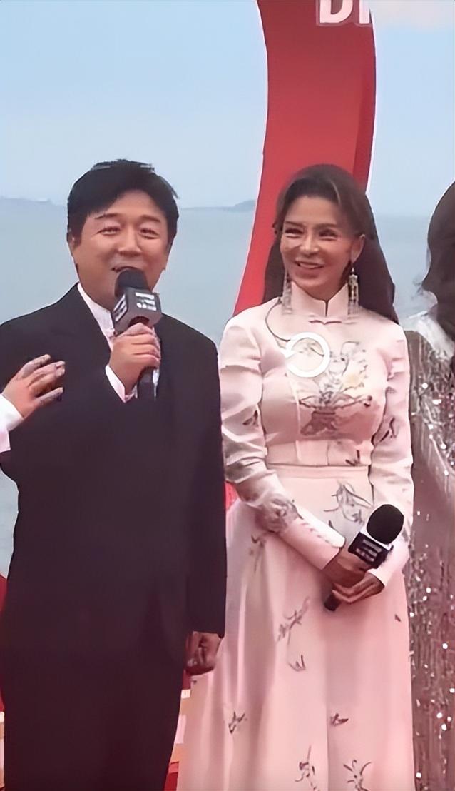 典禮星光熠熠！51歲中國女星「同框46歲台灣女星」紅毯爭艷　網讚嘆「自然老去才是美」：瞬間高下立判