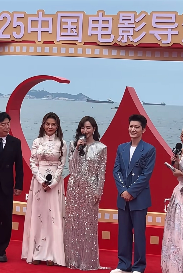 典禮星光熠熠！51歲中國女星「同框46歲台灣女星」紅毯爭艷　網讚嘆「自然老去才是美」：瞬間高下立判