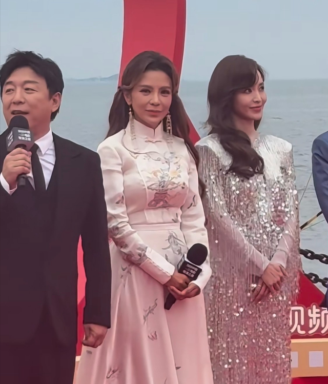 典禮星光熠熠！51歲中國女星「同框46歲台灣女星」紅毯爭艷　網讚嘆「自然老去才是美」：瞬間高下立判