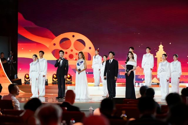 典禮星光熠熠！51歲中國女星「同框46歲台灣女星」紅毯爭艷　網讚嘆「自然老去才是美」：瞬間高下立判