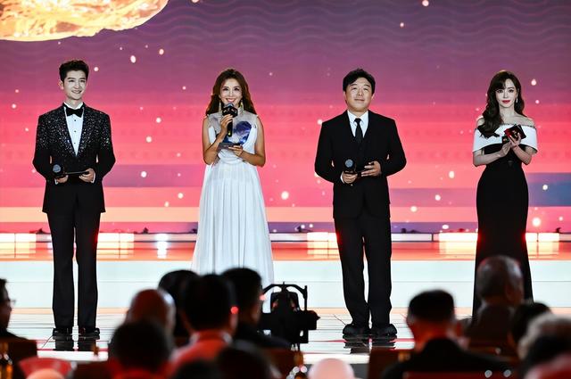 典禮星光熠熠！51歲中國女星「同框46歲台灣女星」紅毯爭艷　網讚嘆「自然老去才是美」：瞬間高下立判