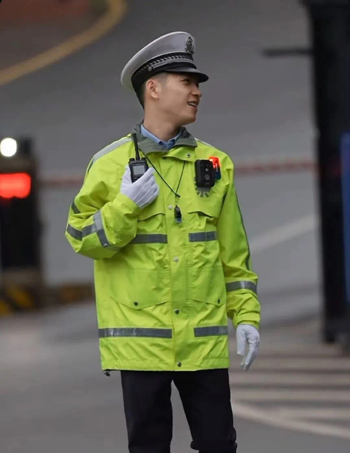 好想被他指揮！街頭出現「高帥交通警察」駕駛全被迷倒　墨鏡下「治癒性笑顏」讓民眾再度尖叫