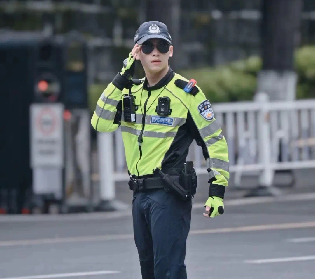 好想被他指揮！街頭出現「高帥交通警察」駕駛全被迷倒　墨鏡下「治癒性笑顏」讓民眾再度尖叫