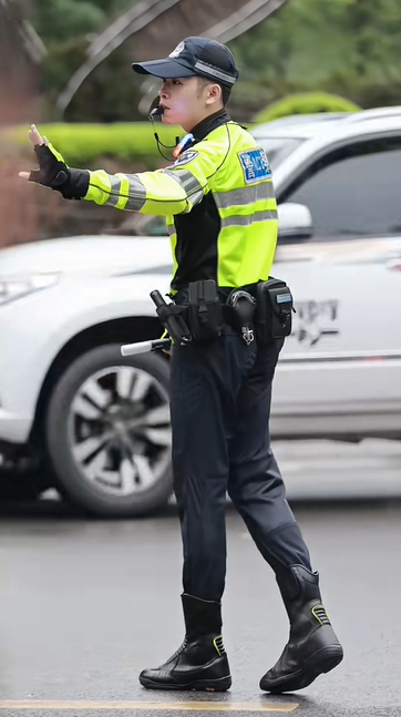 好想被他指揮！街頭出現「高帥交通警察」駕駛全被迷倒　墨鏡下「治癒性笑顏」讓民眾再度尖叫
