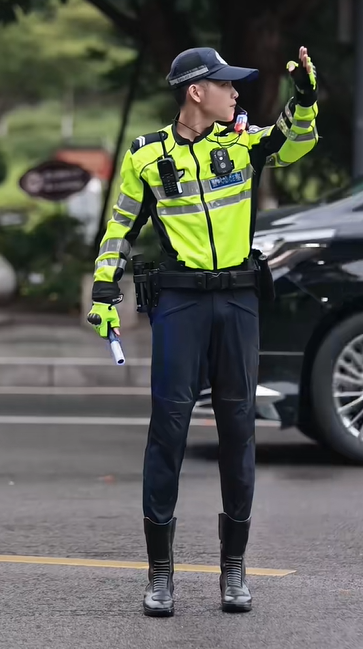好想被他指揮！街頭出現「高帥交通警察」駕駛全被迷倒　墨鏡下「治癒性笑顏」讓民眾再度尖叫