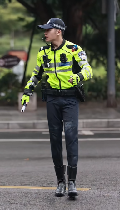 好想被他指揮！街頭出現「高帥交通警察」駕駛全被迷倒　墨鏡下「治癒性笑顏」讓民眾再度尖叫