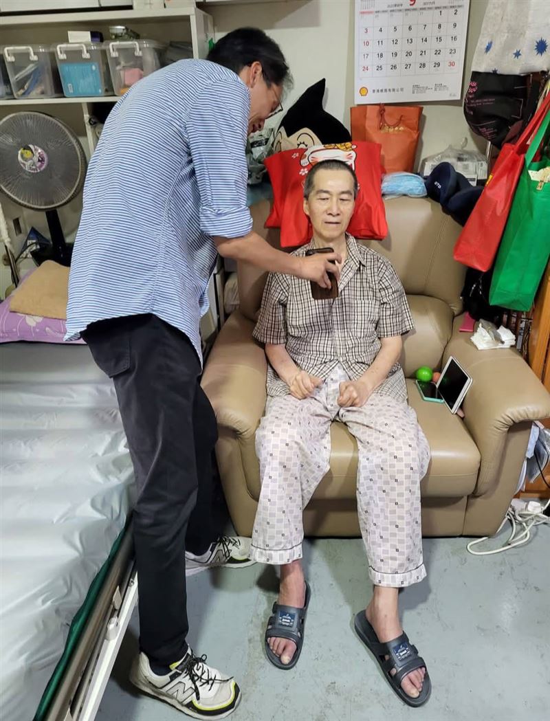 捐贈大體！69歲男星遺愛人間「死因不是漸凍症」 妻悲曝遺願：「像小嬰兒般睡著了」。