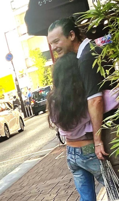 曾和GD情纏多年！知名女星「街頭熊抱新男友」高調約會　找到幸福認了：「不再偽裝自己...」