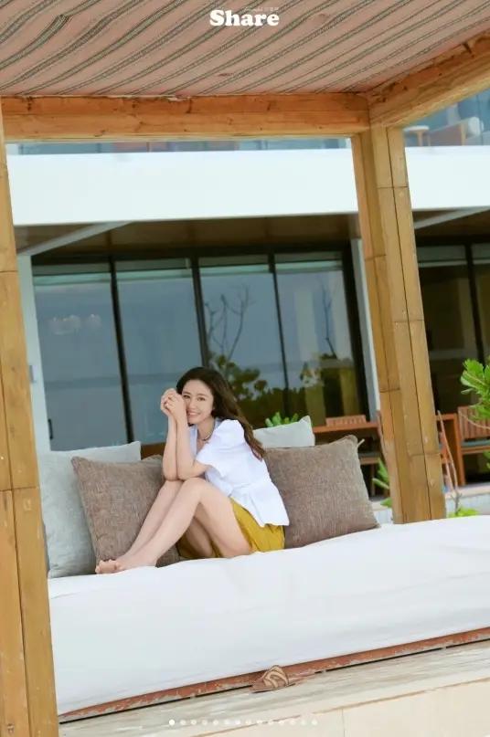 赴馬爾地夫度假！49歲女星「撅起酒窩甜笑」少女感十足　尪親自掌鏡「滿眼都是老婆」互動太甜蜜