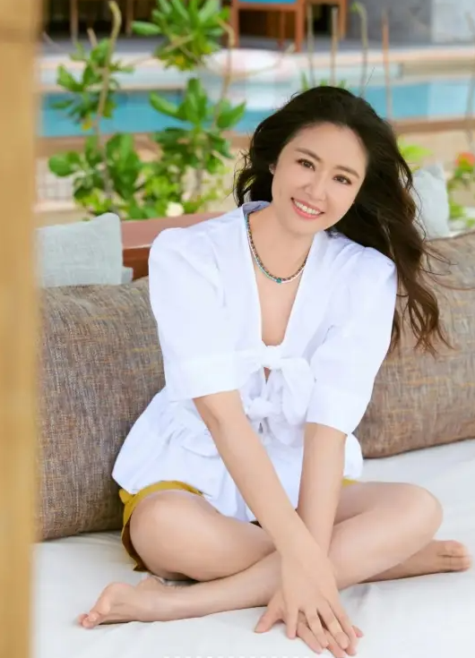 赴馬爾地夫度假！49歲女星「撅起酒窩甜笑」少女感十足　尪親自掌鏡「滿眼都是老婆」互動太甜蜜