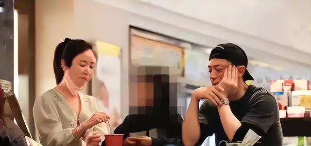 赴馬爾地夫度假！49歲女星「撅起酒窩甜笑」少女感十足　尪親自掌鏡「滿眼都是老婆」互動太甜蜜