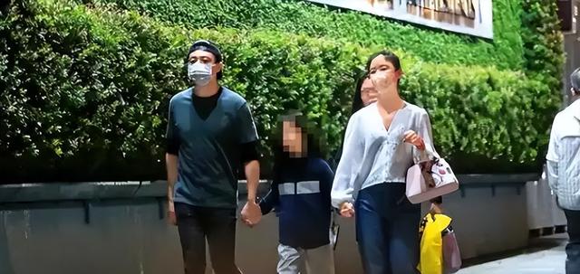 赴馬爾地夫度假！49歲女星「撅起酒窩甜笑」少女感十足　尪親自掌鏡「滿眼都是老婆」互動太甜蜜