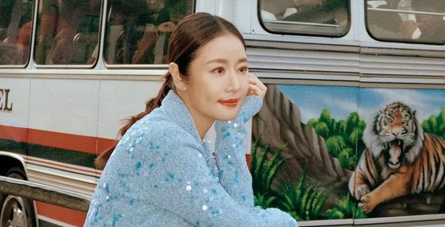 赴馬爾地夫度假！49歲女星「撅起酒窩甜笑」少女感十足　尪親自掌鏡「滿眼都是老婆」互動太甜蜜