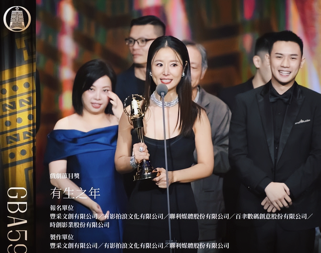 赴馬爾地夫度假！49歲女星「撅起酒窩甜笑」少女感十足　尪親自掌鏡「滿眼都是老婆」互動太甜蜜