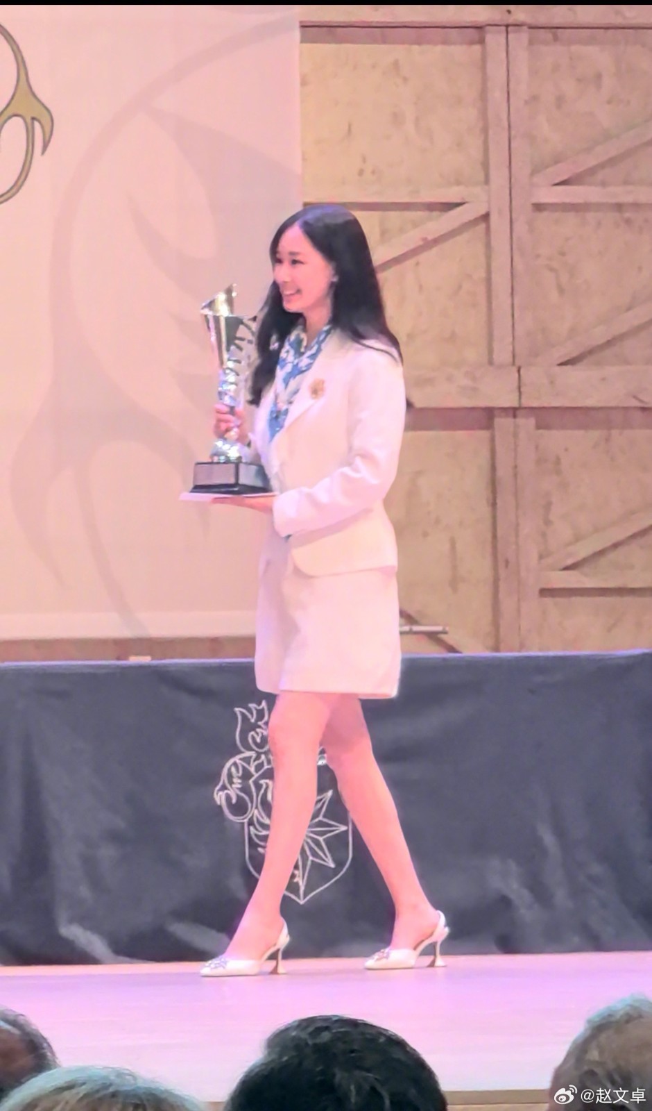 慶祝17歲愛女畢業！53歲大咖「兒女皆讀名校」年花千萬　驕傲「她獲三大獎」：又美又自信