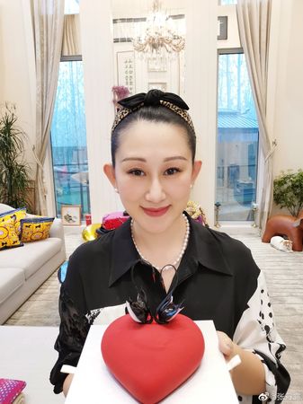 慶祝17歲愛女畢業！53歲大咖「兒女皆讀名校」年花千萬　驕傲「她獲三大獎」：又美又自信