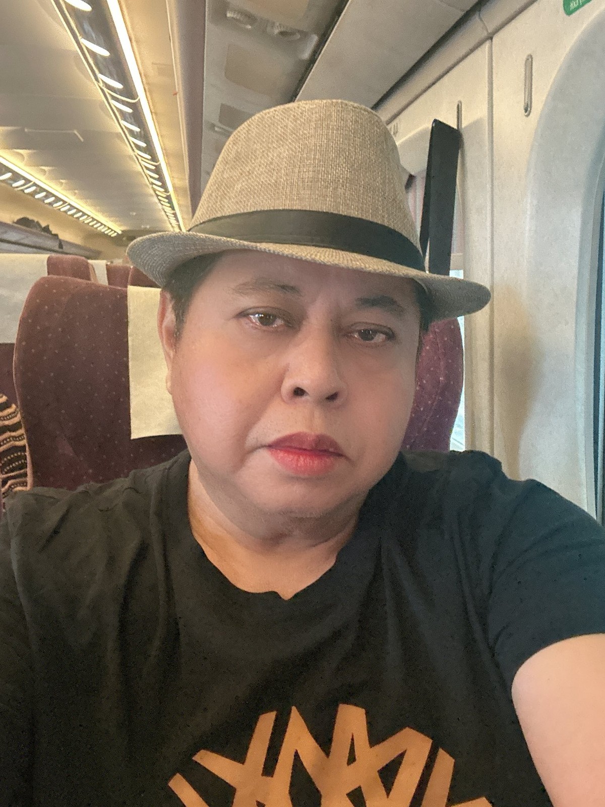 好會教！黑面大兒子「高師大博士畢業」　曬合照「學霸背景更強」出國爭光