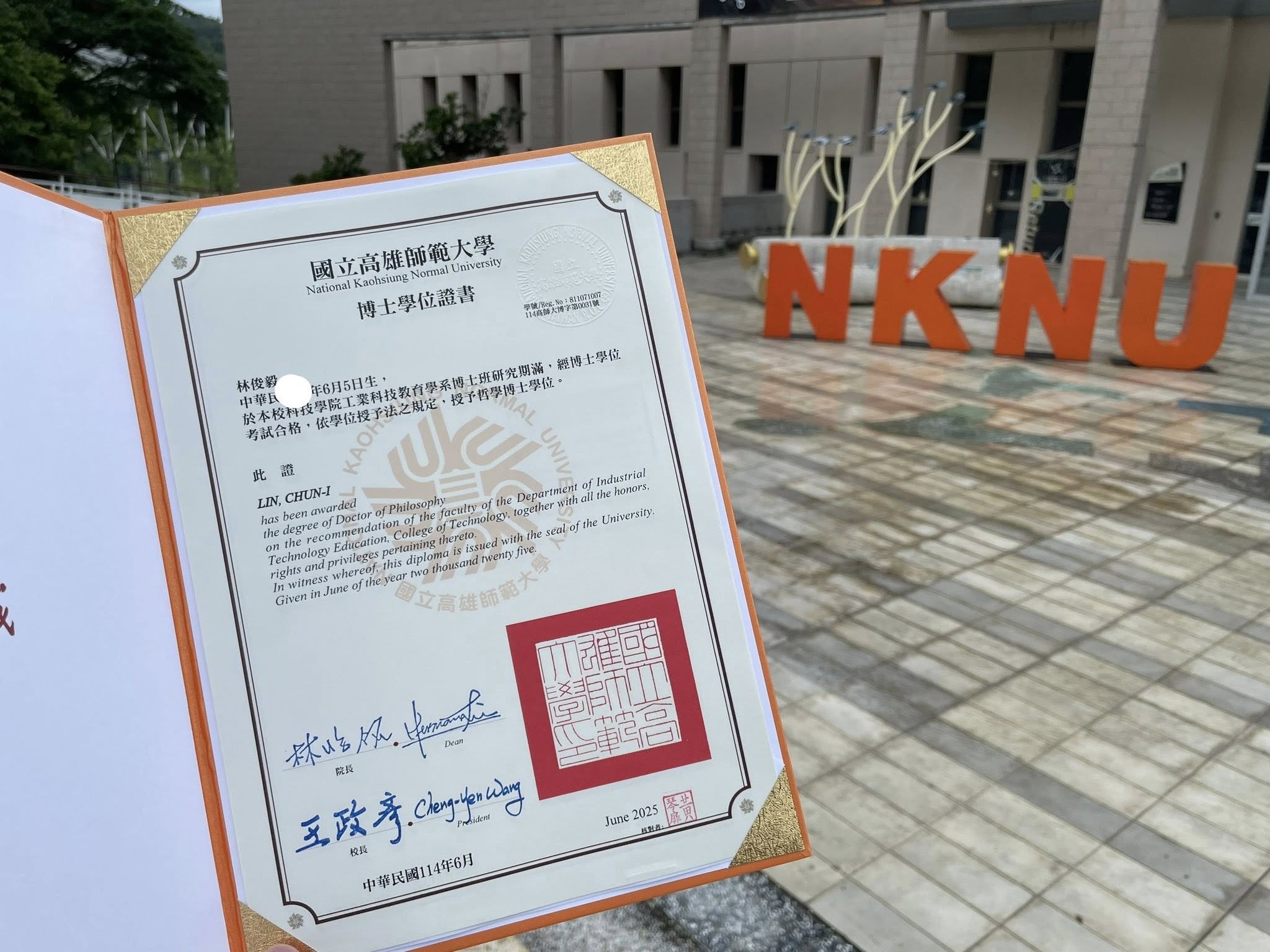好會教！黑面大兒子「高師大博士畢業」　曬合照「學霸背景更強」出國爭光