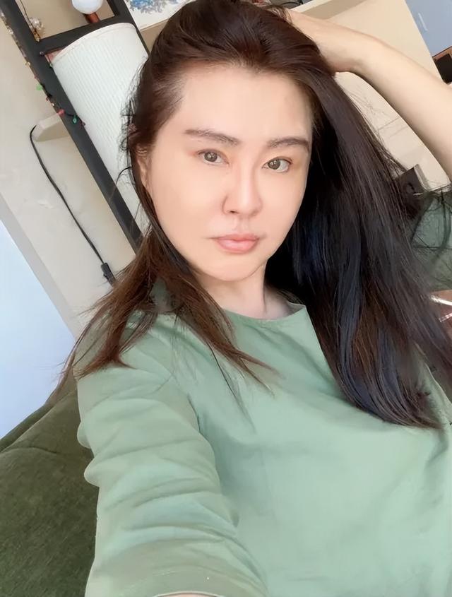 58歲女神無懼素顏！曾被質疑「醫美過度」面部僵硬　大方露臉「曬海邊自拍」：狀態太美了