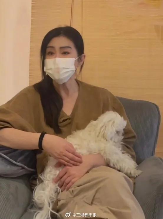 58歲女神無懼素顏！曾被質疑「醫美過度」面部僵硬　大方露臉「曬海邊自拍」：狀態太美了