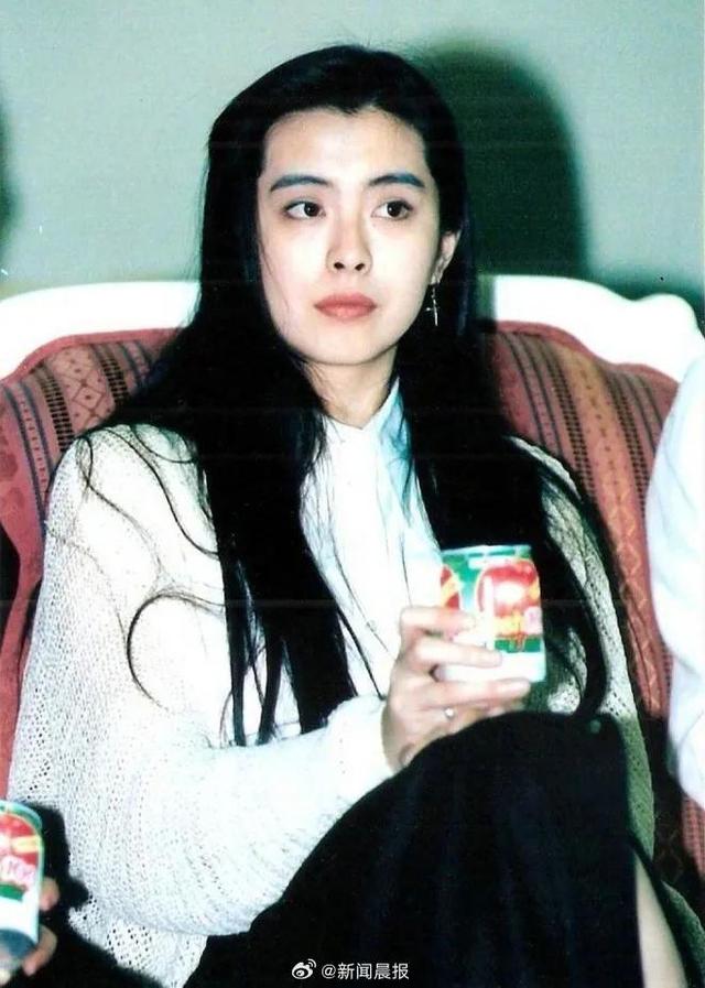 58歲女神無懼素顏！曾被質疑「醫美過度」面部僵硬　大方露臉「曬海邊自拍」：狀態太美了