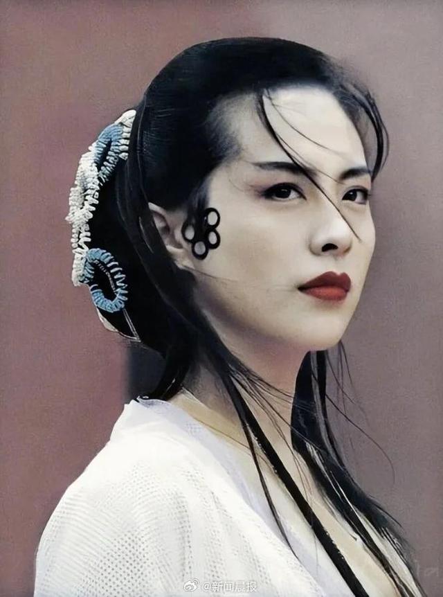 58歲女神無懼素顏！曾被質疑「醫美過度」面部僵硬　大方露臉「曬海邊自拍」：狀態太美了