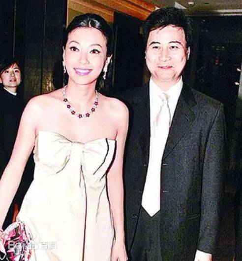 29歲嫁百億富豪！女星黯然離婚「如今54歲仍單身」　近照曝光「竟變超尖蛇精臉」：面目全非了...