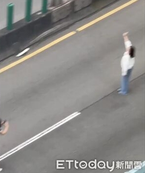 不顧演習！台北賓士女「高架橋下拍美照」　警方不忍了「出手重罰」下場慘了