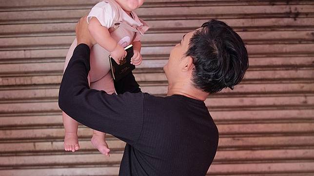 新手爸哄睡！做錯1舉動「孩子1歲不會爬走」　醫師示警「3常見行為」：導致腦壞死