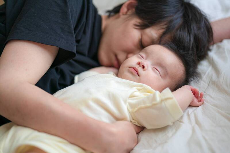 新手爸哄睡！做錯1舉動「孩子1歲不會爬走」　醫師示警「3常見行為」：導致腦壞死