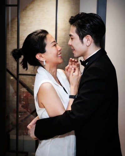 剛辦世紀婚禮！澳門偶遇「天王甜牽新婚妻」　女方素顏「畫面引熱議」