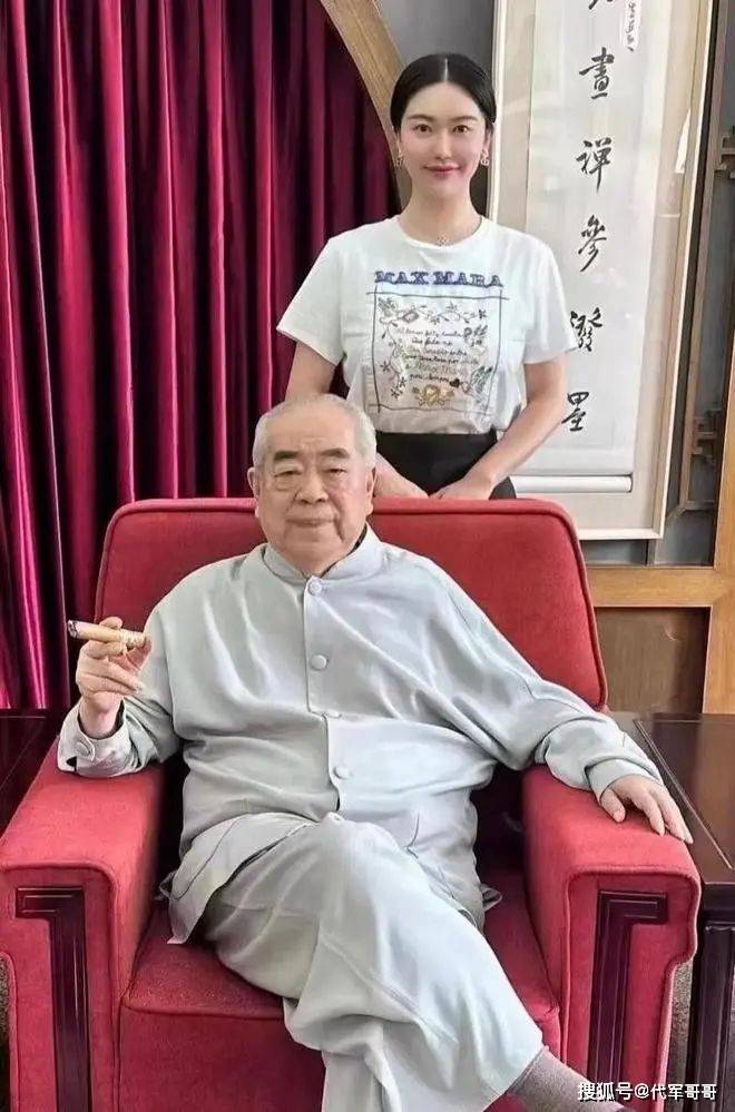 祖孫戀震驚社會！87歲書畫大師「迎娶小50歲嬌妻」　結婚才1年「夫妻再度同框」網無奈嘆息...