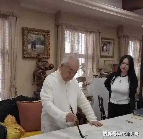 祖孫戀震驚社會！87歲書畫大師「迎娶小50歲嬌妻」　結婚才1年「夫妻再度同框」網無奈嘆息...