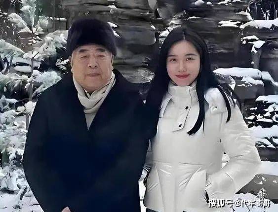 祖孫戀震驚社會！87歲書畫大師「迎娶小50歲嬌妻」　結婚才1年「夫妻再度同框」網無奈嘆息...