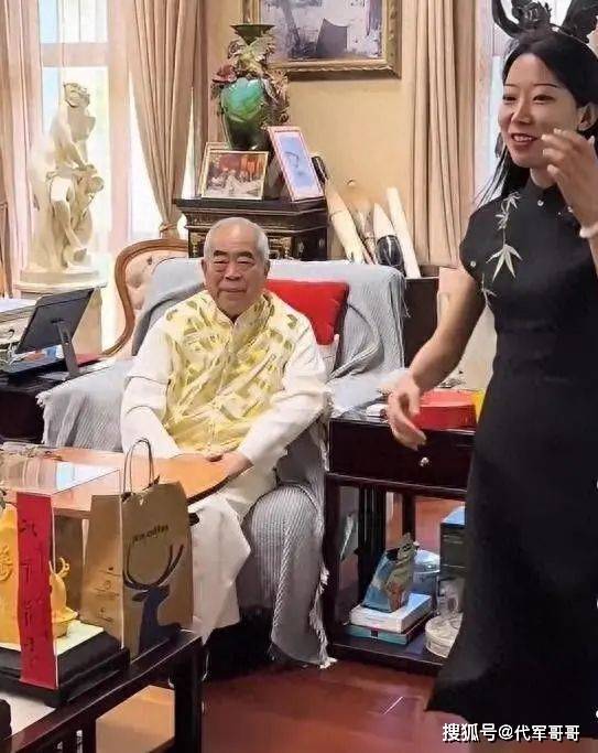 祖孫戀震驚社會！87歲書畫大師「迎娶小50歲嬌妻」　結婚才1年「夫妻再度同框」網無奈嘆息...
