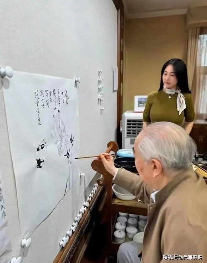 祖孫戀震驚社會！87歲書畫大師「迎娶小50歲嬌妻」　結婚才1年「夫妻再度同框」網無奈嘆息...