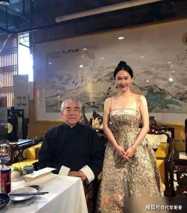 祖孫戀震驚社會！87歲書畫大師「迎娶小50歲嬌妻」　結婚才1年「夫妻再度同框」網無奈嘆息...