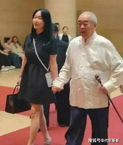 祖孫戀震驚社會！87歲書畫大師「迎娶小50歲嬌妻」　結婚才1年「夫妻再度同框」網無奈嘆息...
