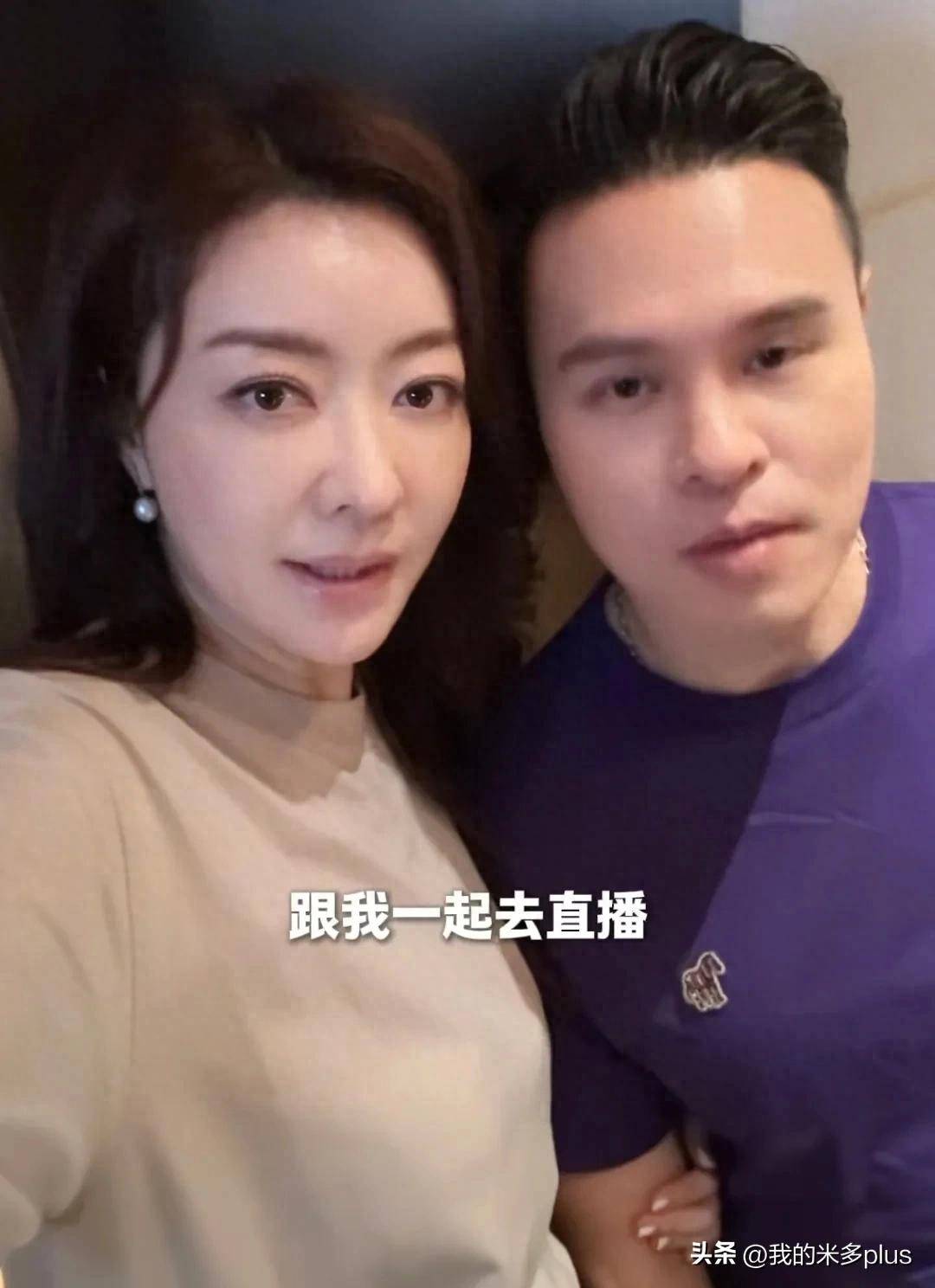 加入直播行列！44歲女星「驚喜老公來探班」甜蜜依偎　忙到「吃外賣配饅頭」：不忘照顧彼此