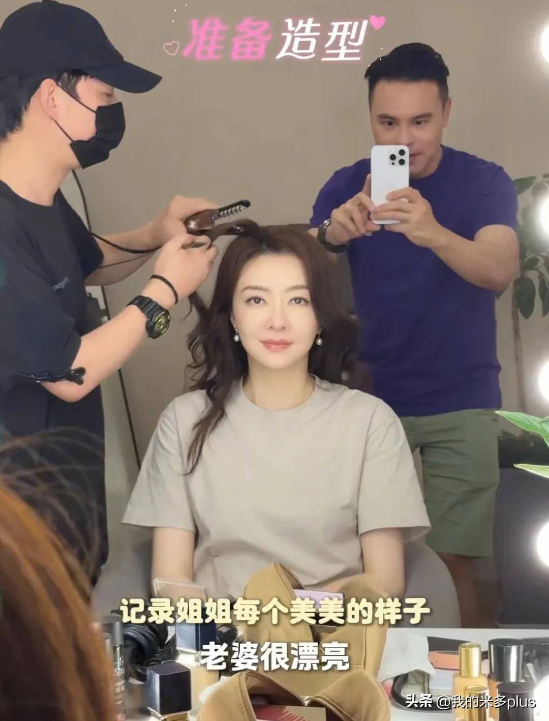 加入直播行列！44歲女星「驚喜老公來探班」甜蜜依偎　忙到「吃外賣配饅頭」：不忘照顧彼此