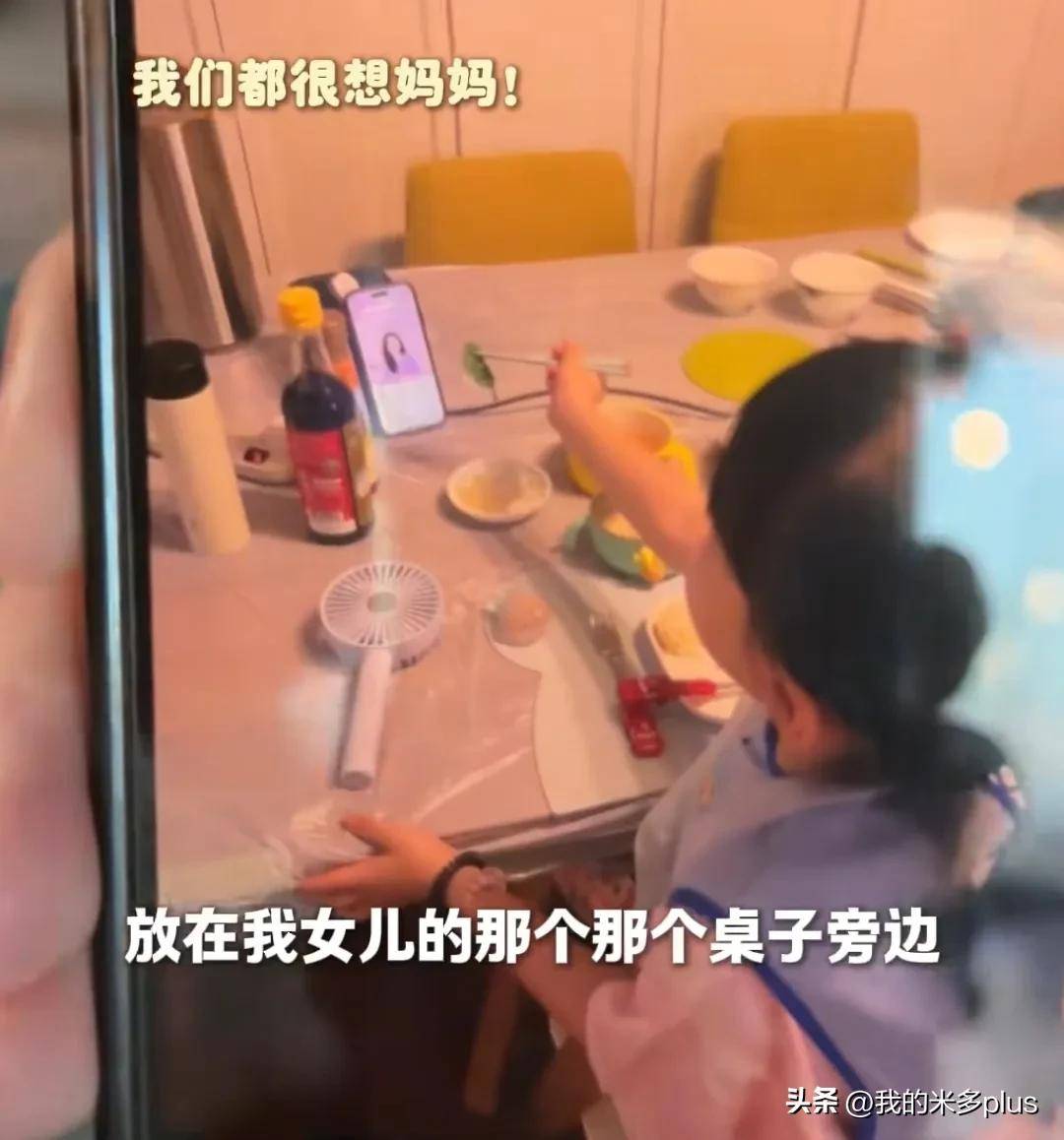 加入直播行列！44歲女星「驚喜老公來探班」甜蜜依偎　忙到「吃外賣配饅頭」：不忘照顧彼此