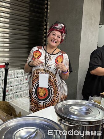 47歲金曲歌后消失歌壇「現身南港賣滷味」！霸氣喊：「張惠妹也是我的客人」