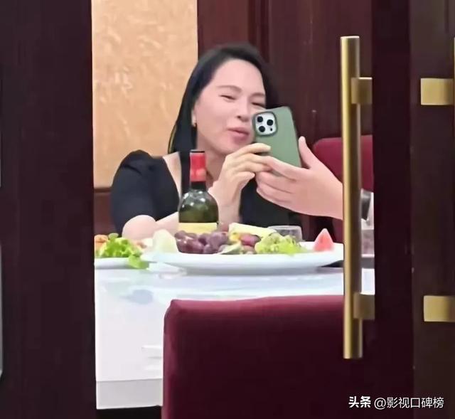 為凍齡每年花幾百萬！台灣不老女神「法國旅遊被偶遇」　浮腫素顏照流出遭酸「濃濃醫美痕跡」